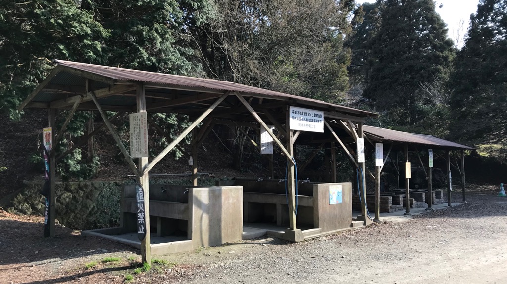若杉楽園キャンプ場の良いところ：水場・炊事場・トイレなど設備が揃っている