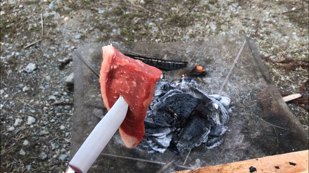 肉を炭火で直焼きする方法・手順・感想：炭を平らに並べ、肉を焼く