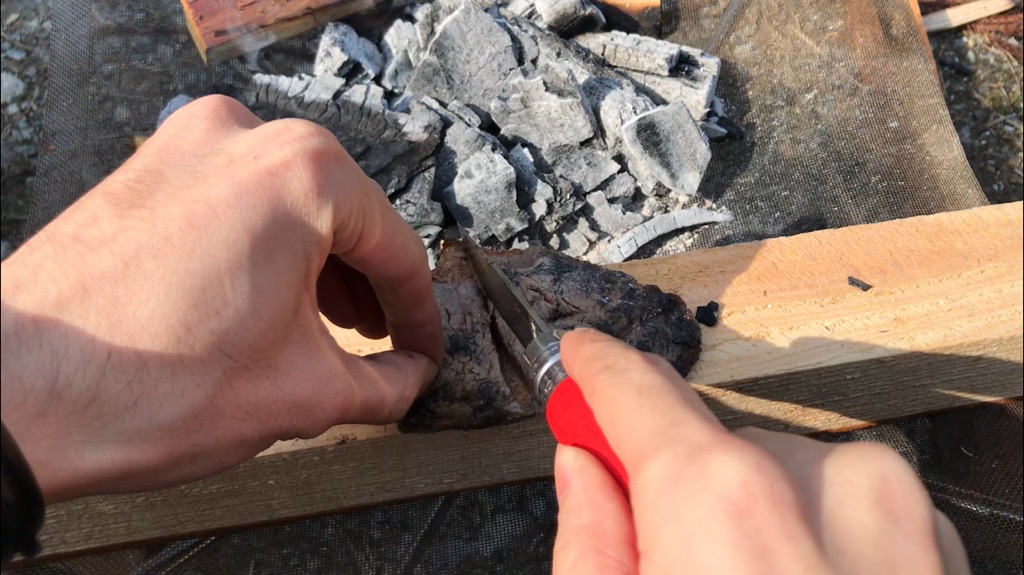 肉を炭火で直焼きする方法・手順・感想：炭を平らに並べ、肉を焼く