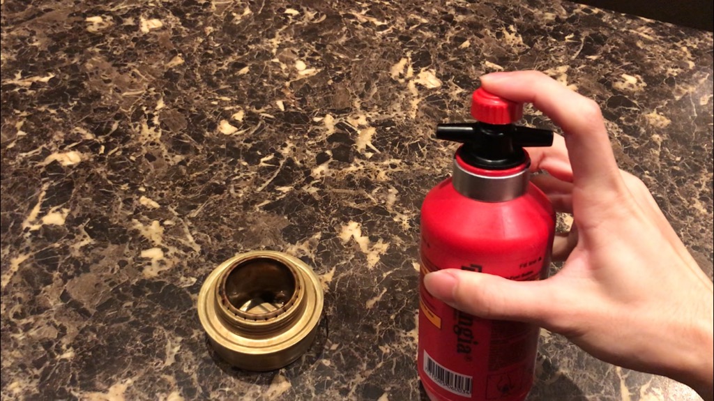 トランギア フューエルボトルの使い方・使い心地：使い方：蛇口を開けて、押し込みながら傾ける