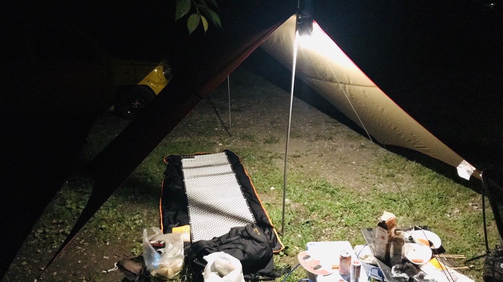 タープ泊とはテントを使わずタープ下でそのまま寝るキャンプ